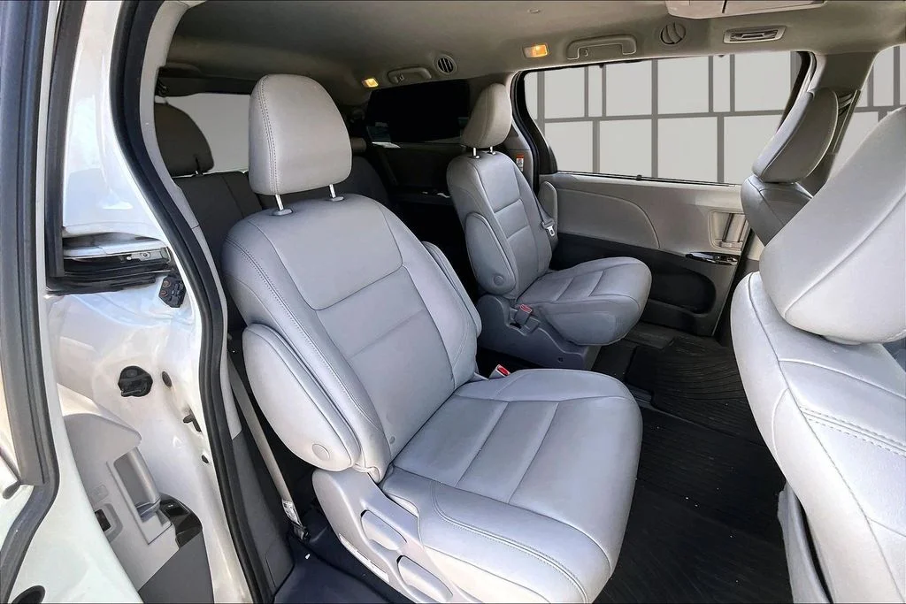 Used 2020 White Toyota XLE Premium image 24