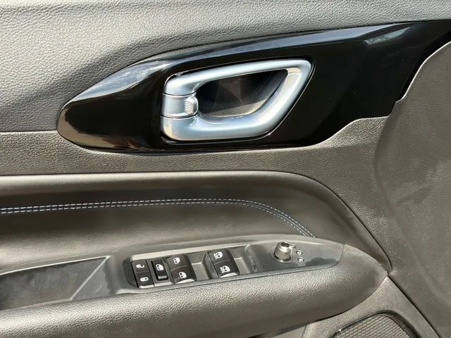 New 2026 Diamond Black Crystal Pearl-Coat Exterior Paint Jeep Latitude image 18