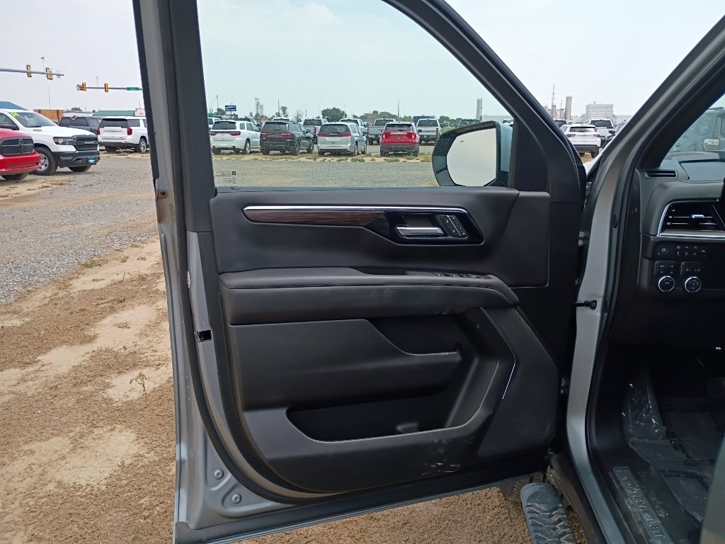 Used 2025 Gray Chevrolet Z71 image 23