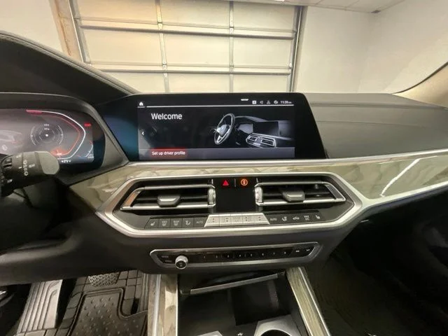 Used 2019 Black BMW xDrive40i image 10