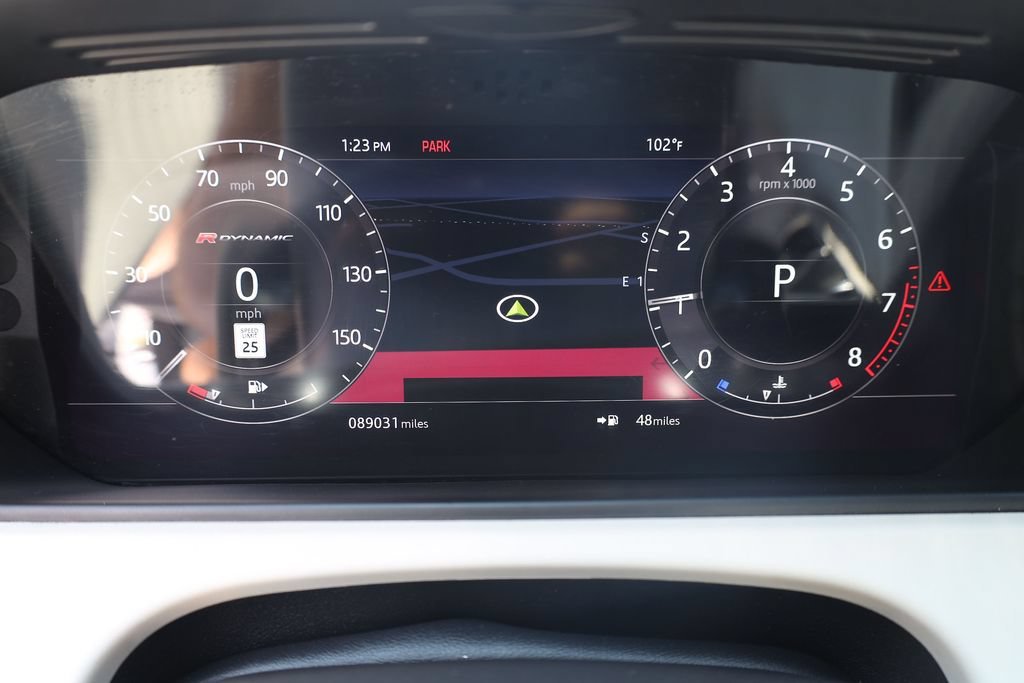 Used 2018 White Land Rover R-Dynamic SE image 14