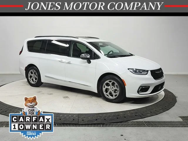 2023 Chrysler Pacifica Limited's photo