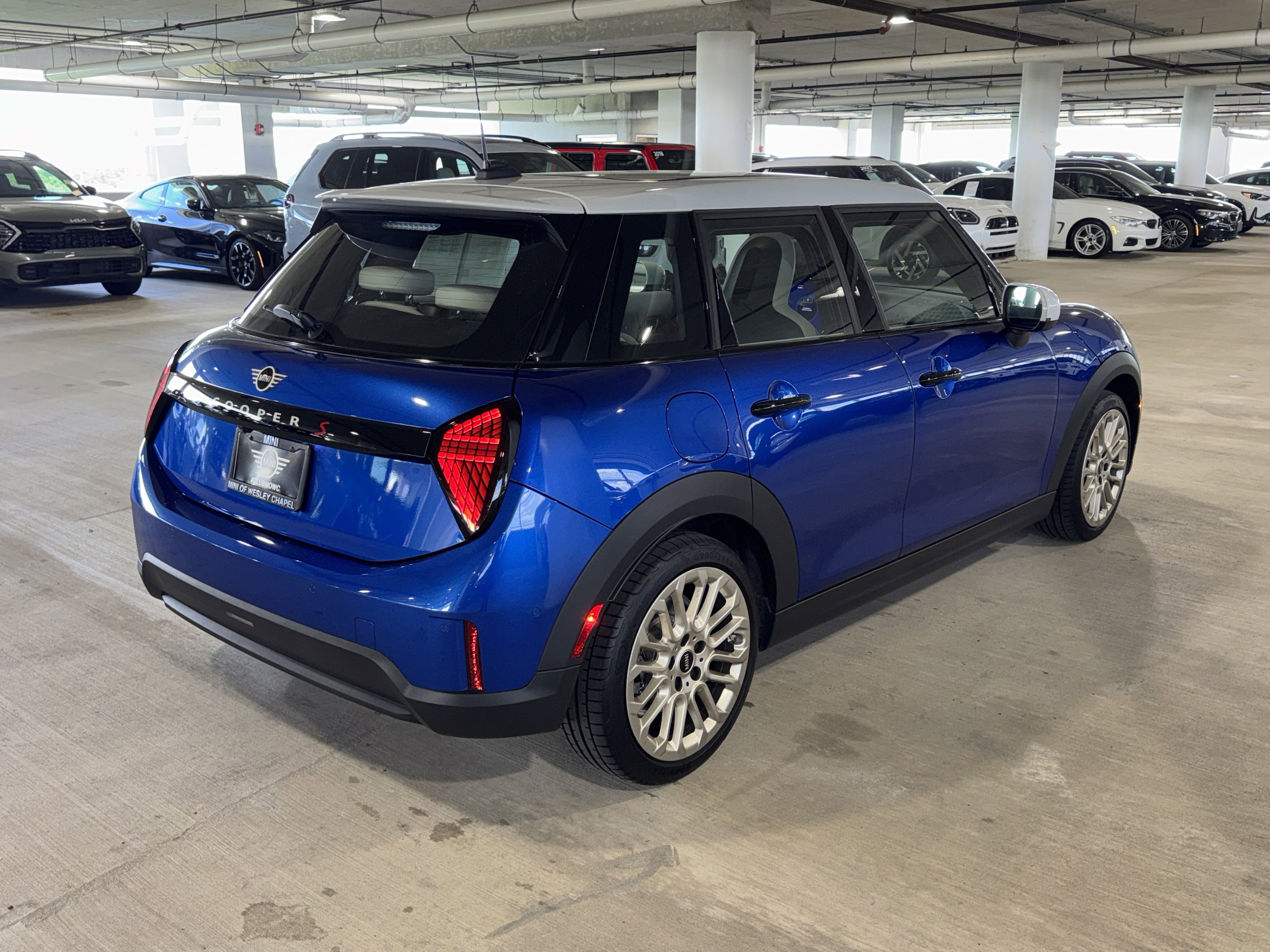 Used 2025 Blazing Blue Metallic MINI Signature Plus image 7