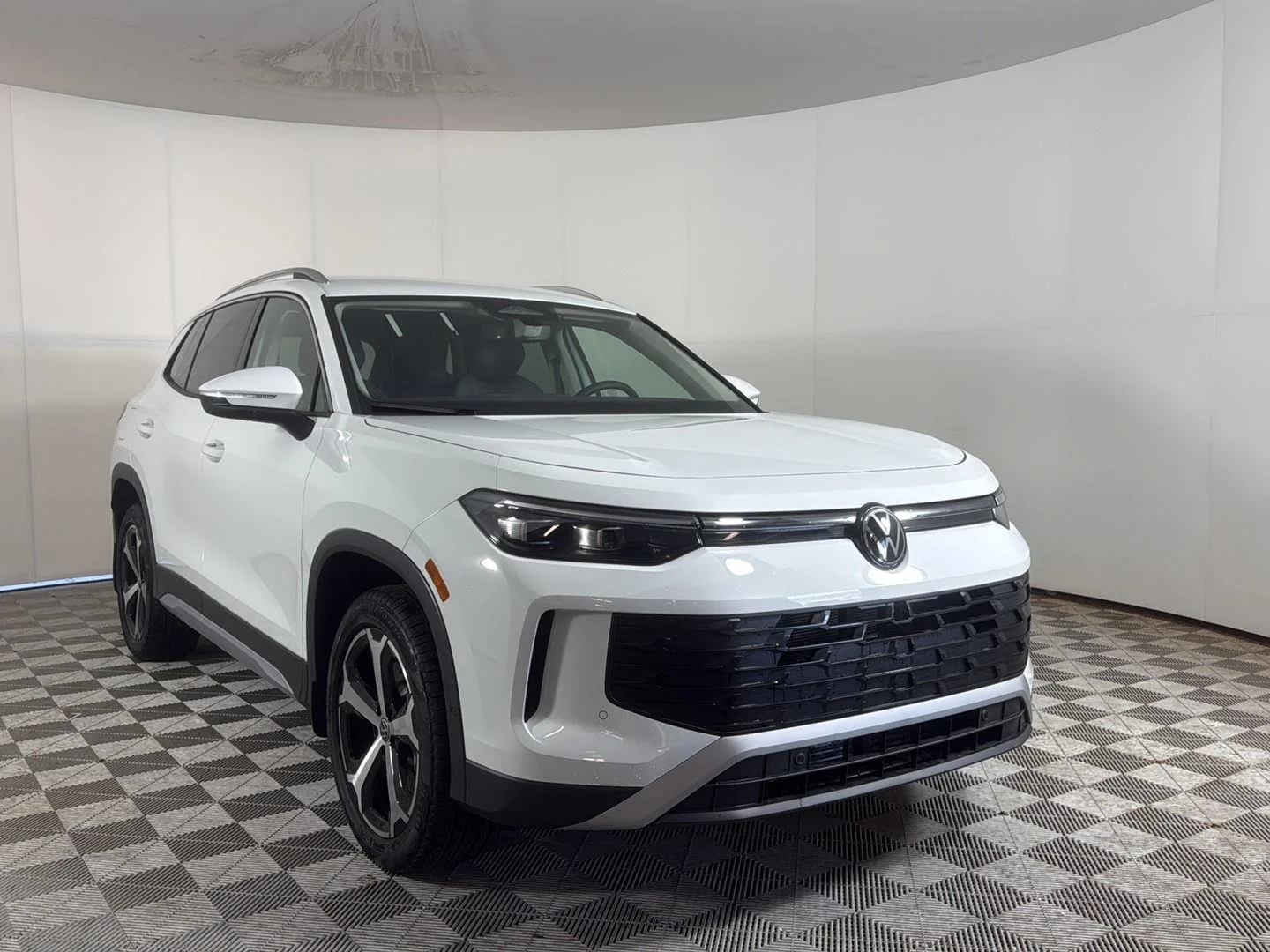 2026 Volkswagen Tiguan 2.0T SE 4Motion's photo