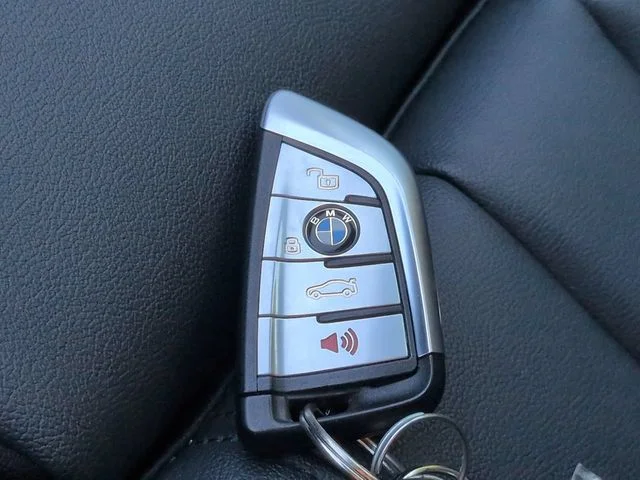 Used 2022 White BMW sDrive40i image 28