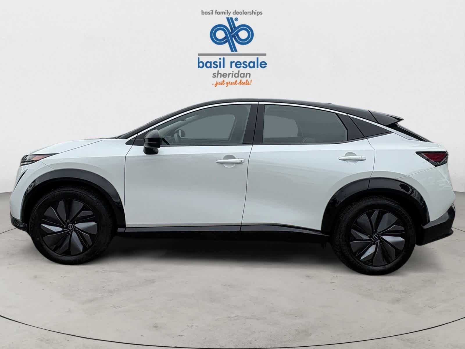 Used 2023 Everest White Pearl Tricoat/Black Diamond Pearl Nissan ENGAGE image 3
