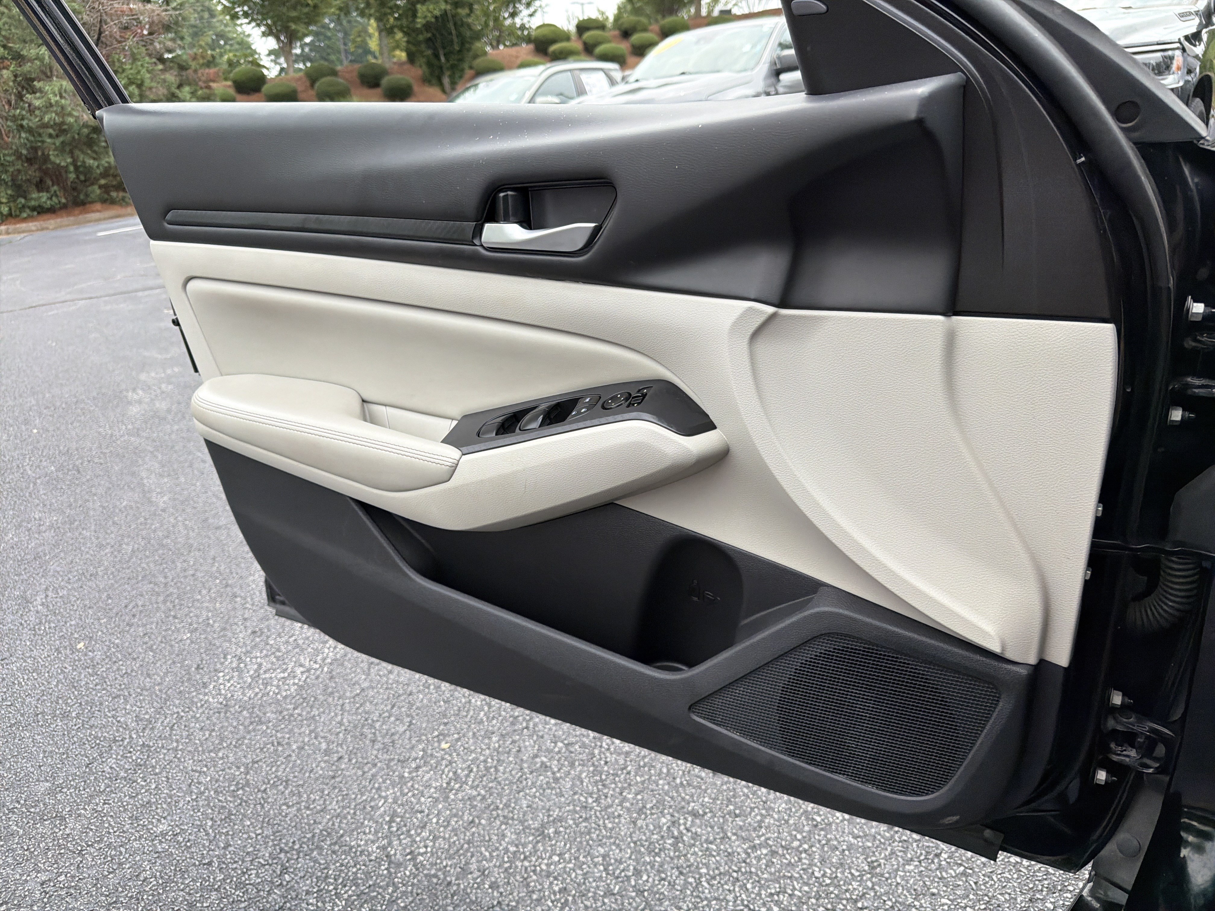 Used 2025 Super Black Nissan SV image 13