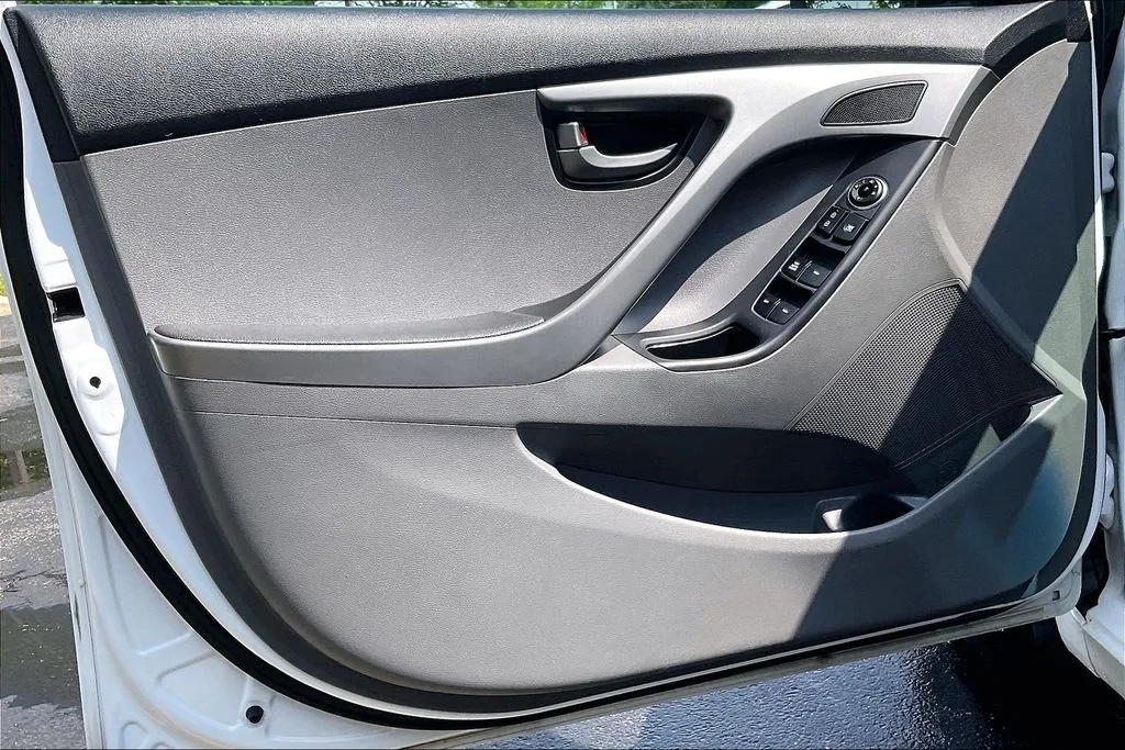 Used 2015 White Hyundai SE image 26