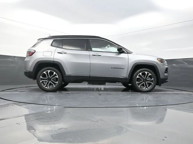 Used 2024  Jeep Limited image 37