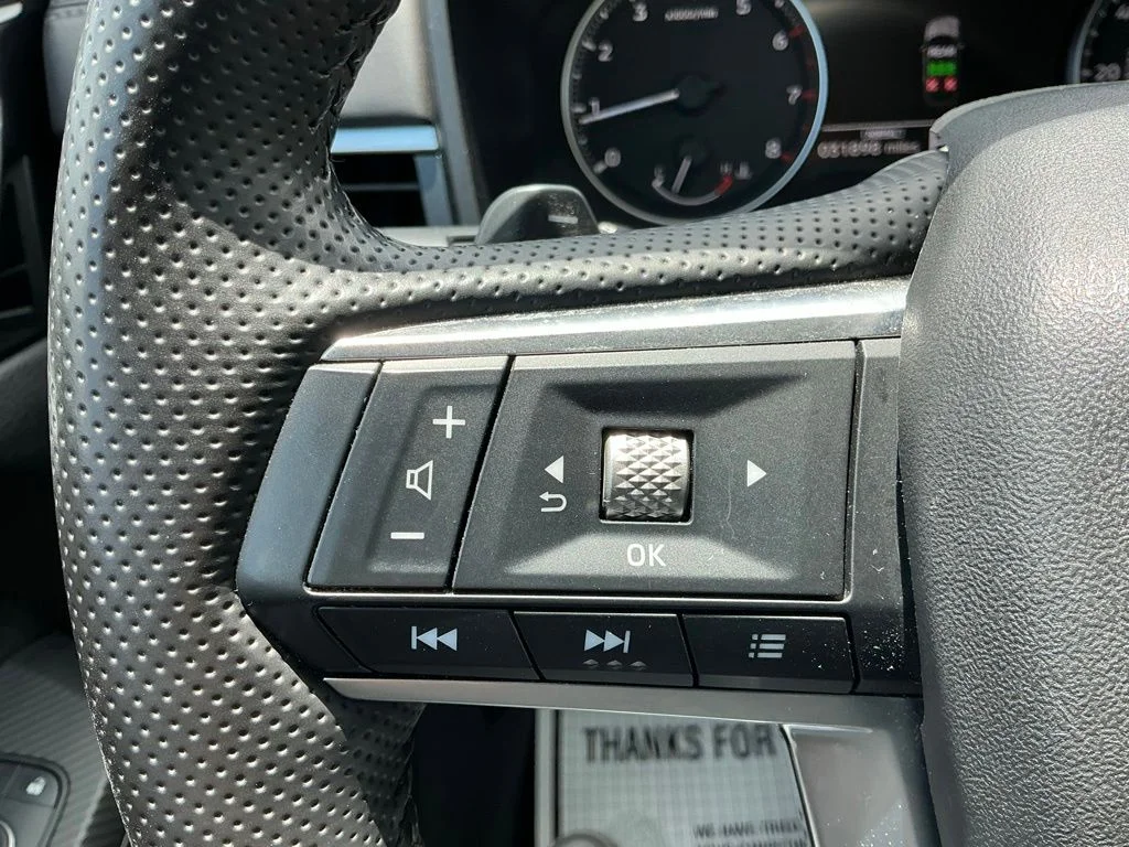 Used 2025  Mitsubishi SE image 28