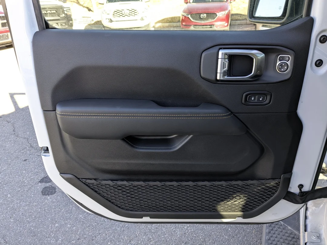 New 2026 White Jeep Sahara - - 4x4 - 12.3 inch display - Blind Spot Mon - Body Color 3 Piece HT - & More! image 12