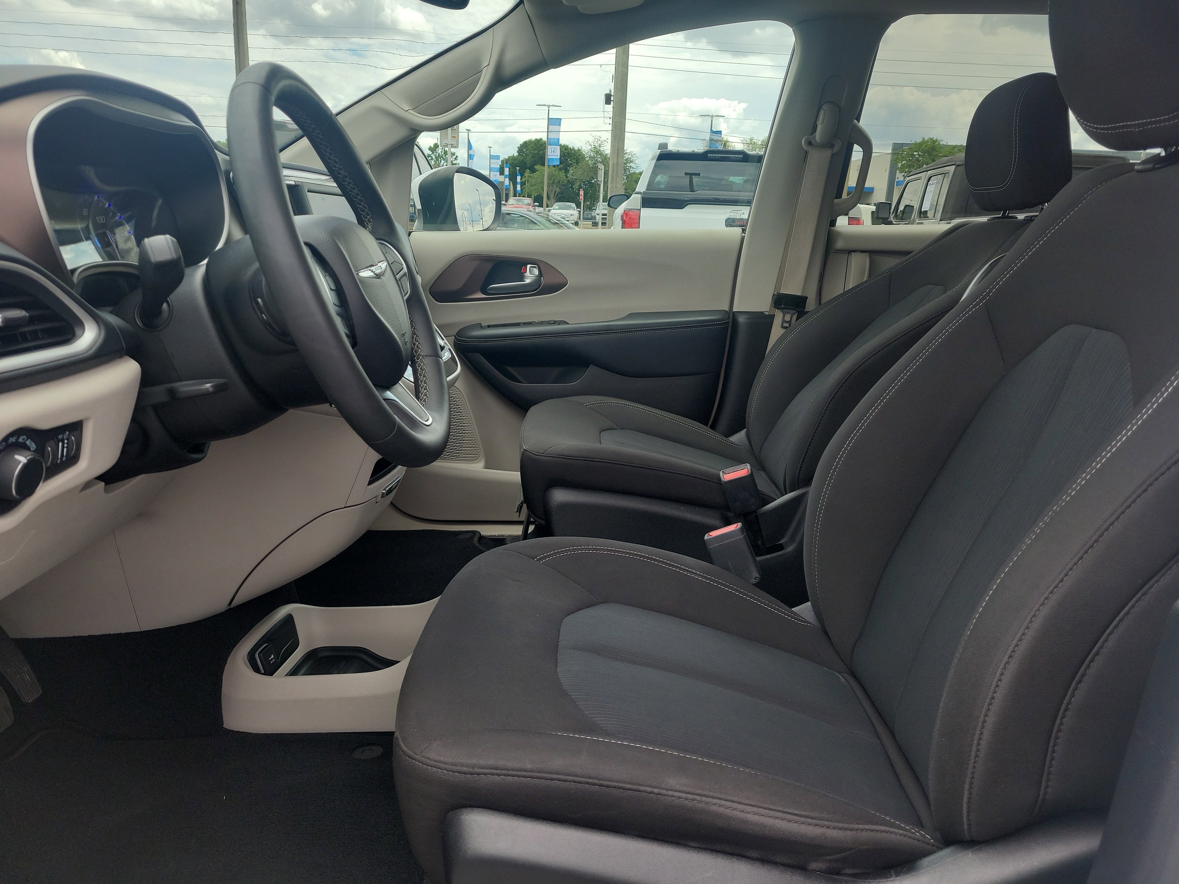 Used 2023 Bright White Clearcoat Chrysler LX image 11