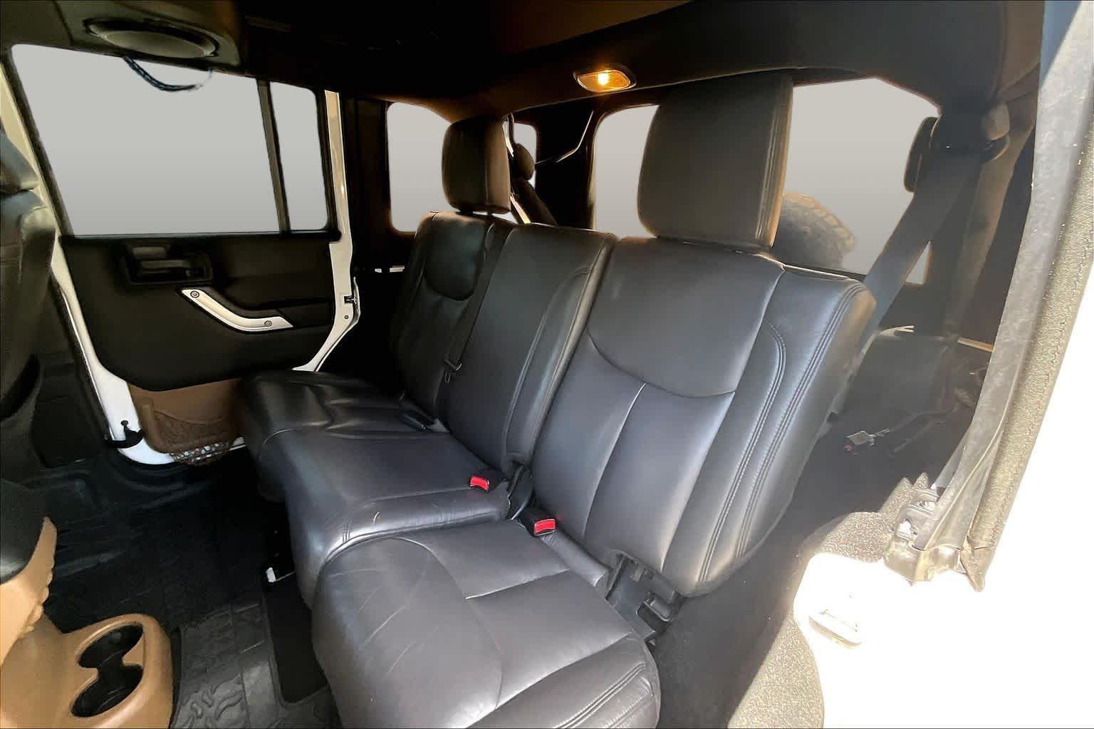 Used 2014 Bright White Clearcoat Jeep Sahara image 15