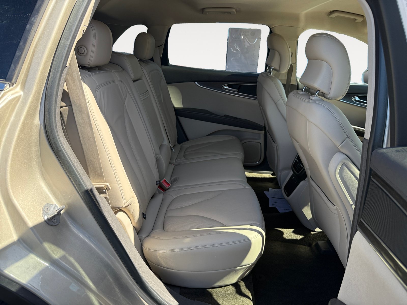 Used 2017 White Gold Metallic Lincoln Select image 18
