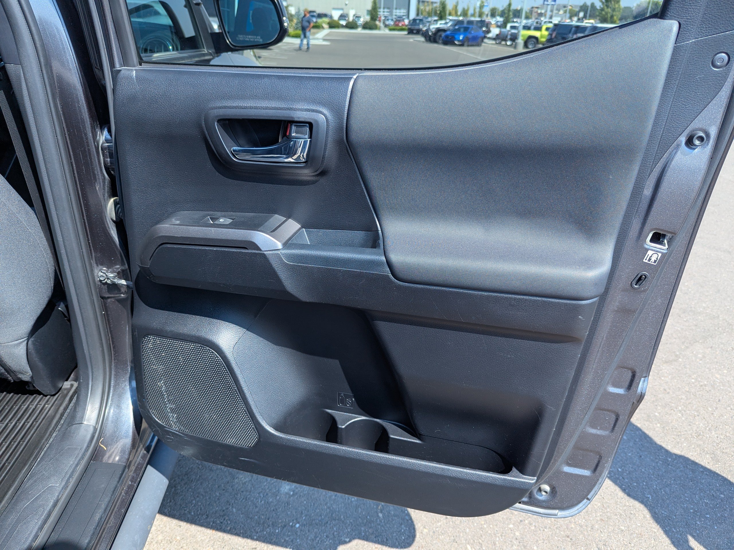 Used 2018  Toyota SR image 33