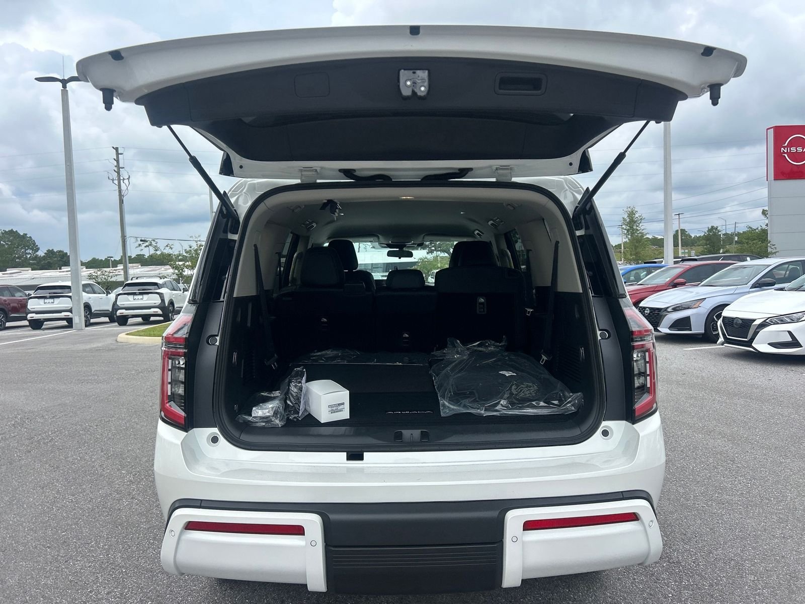 2025 Nissan Armada SV - Photo 8