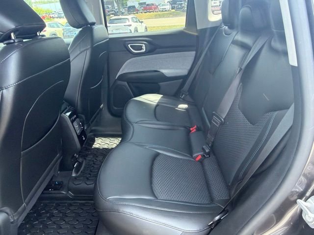 Used 2022 Gray Jeep Latitude image 6