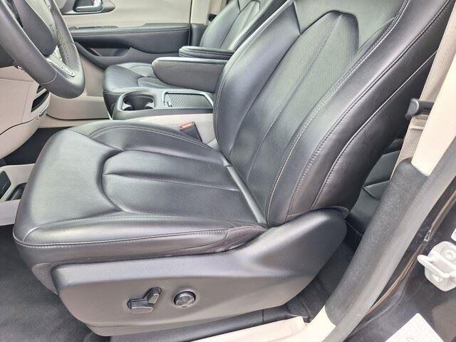 Used 2023 Brilliant Black Crystal Pearlcoat Chrysler Touring L image 10
