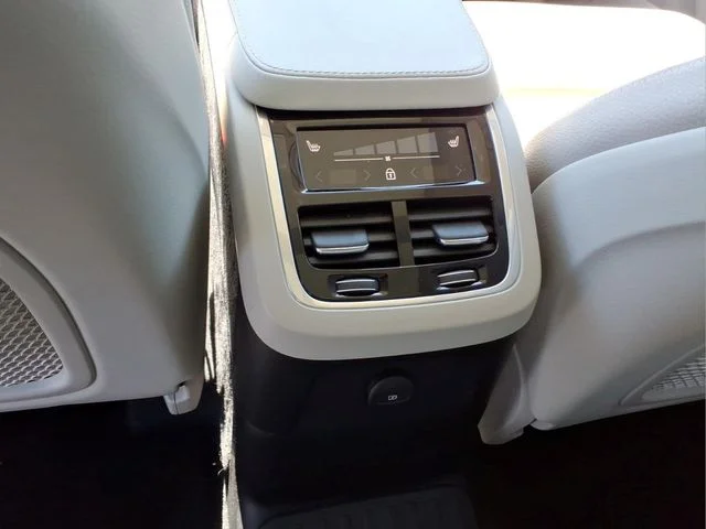 Used 2023  Volvo T8 Plus Dark Theme 7 Passenger image 19
