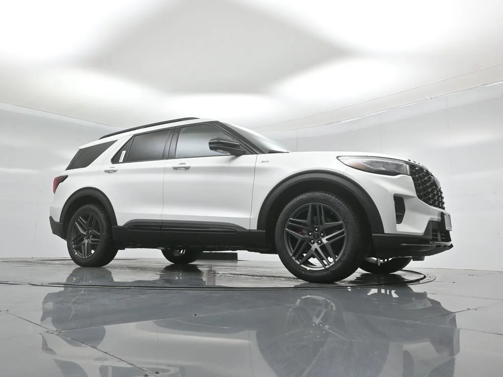 New 2026 Star White Metallic Tri-Coat Ford ST-Line image 3