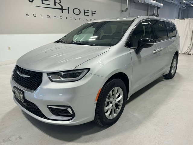2026 Chrysler Pacifica Select AWD's photo