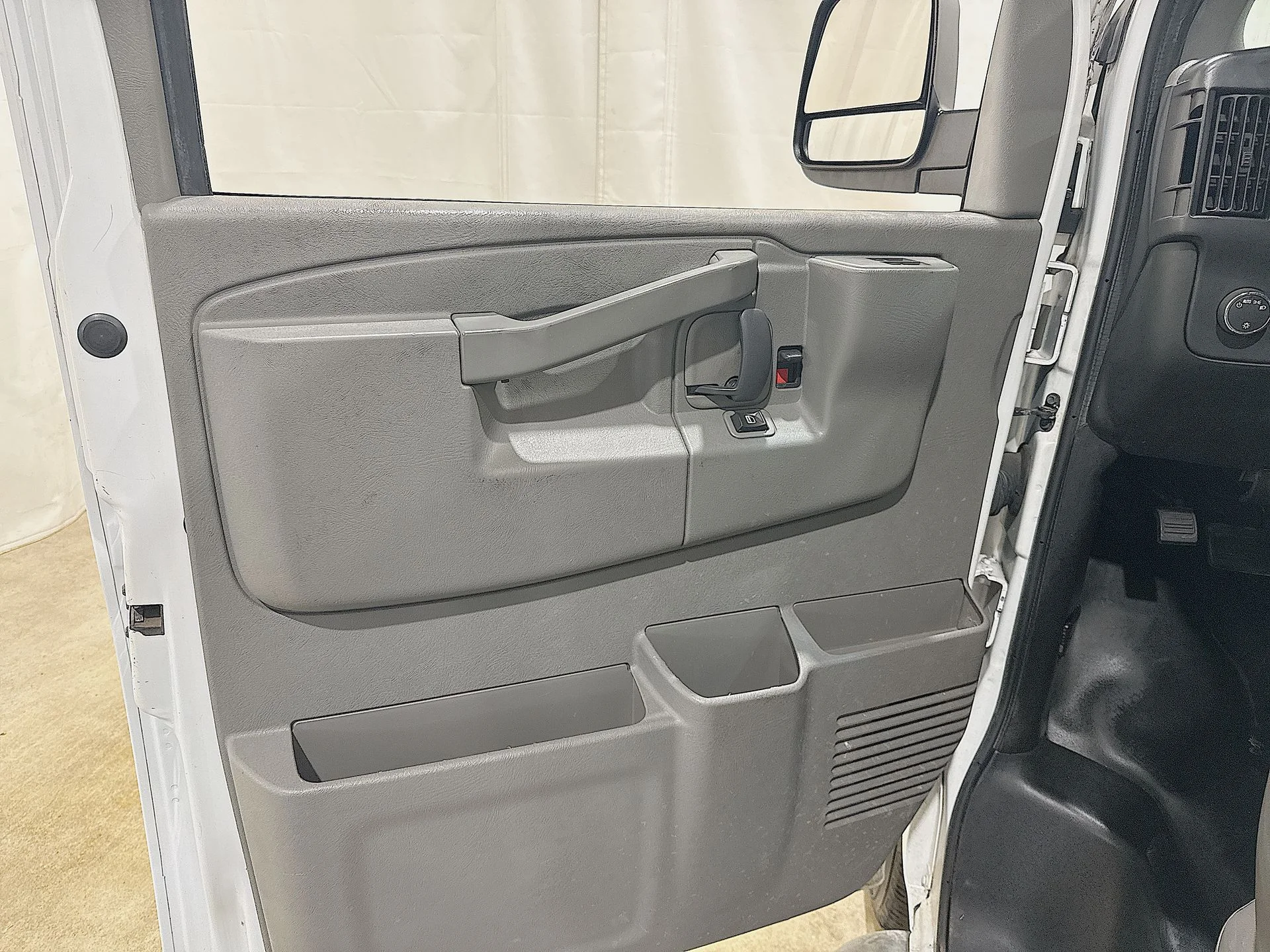 Used 2016 SUMMIT WHITE GMC Work Van image 18