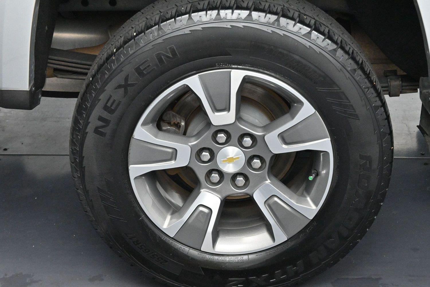 Used 2018 SILVER ICE METALLIC Chevrolet 4WD Z71 image 36