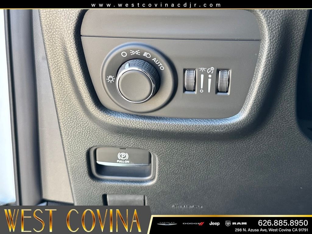 New 2026 Bright White Clear-Coat Exterior Paint Jeep Altitude image 22