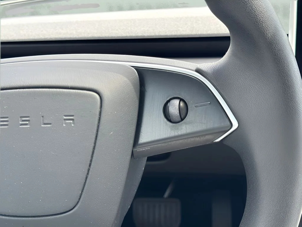 Used 2024  Tesla Base image 18