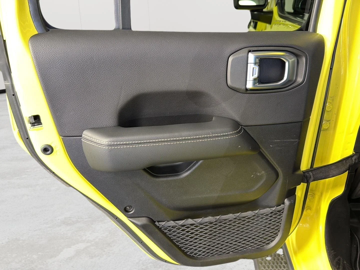 Used 2022 High Velocity Clearcoat Jeep Unlimited Sahara image 24