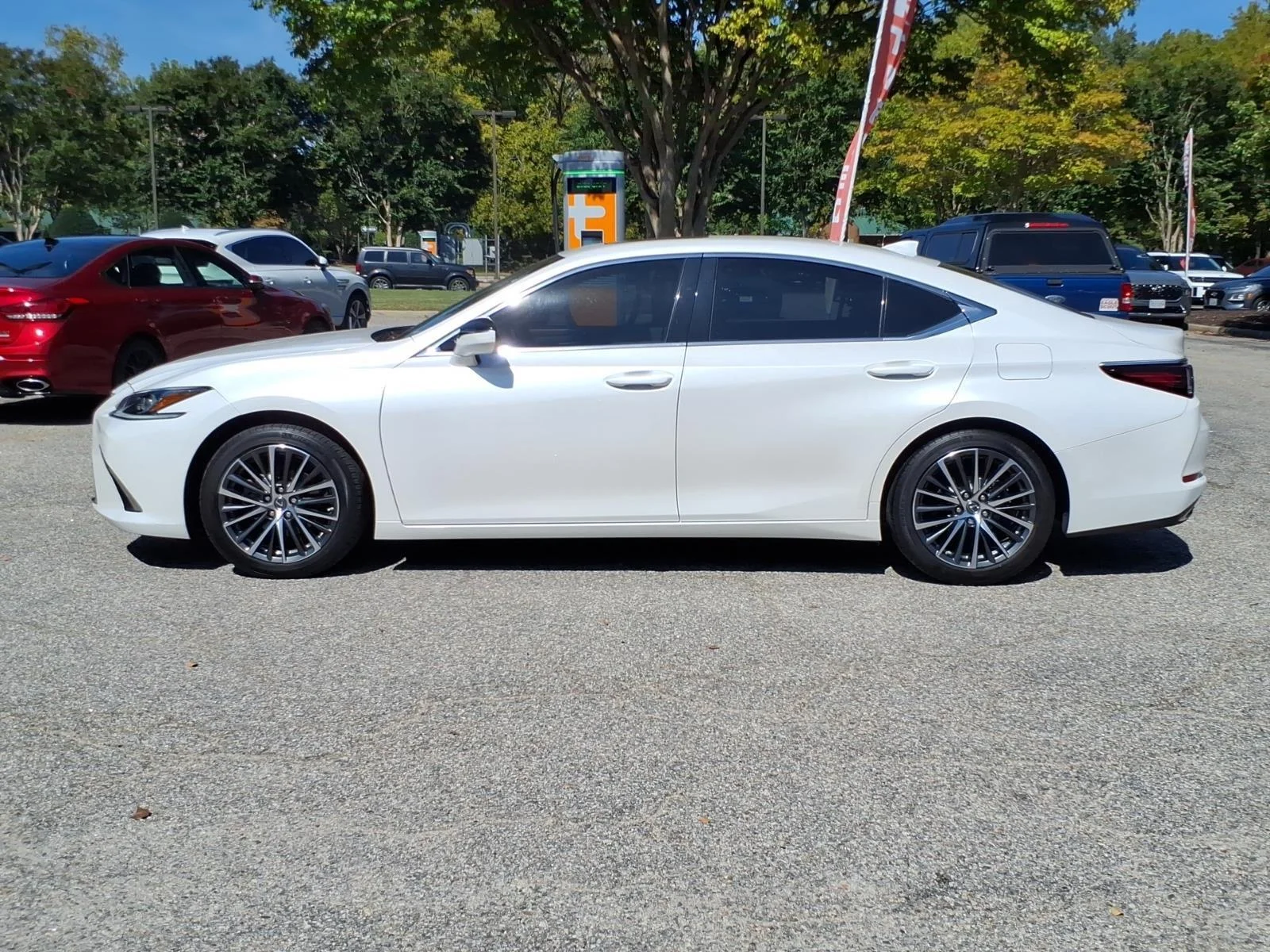 Used 2023 Eminent White Pearl Lexus ES 350 image 3