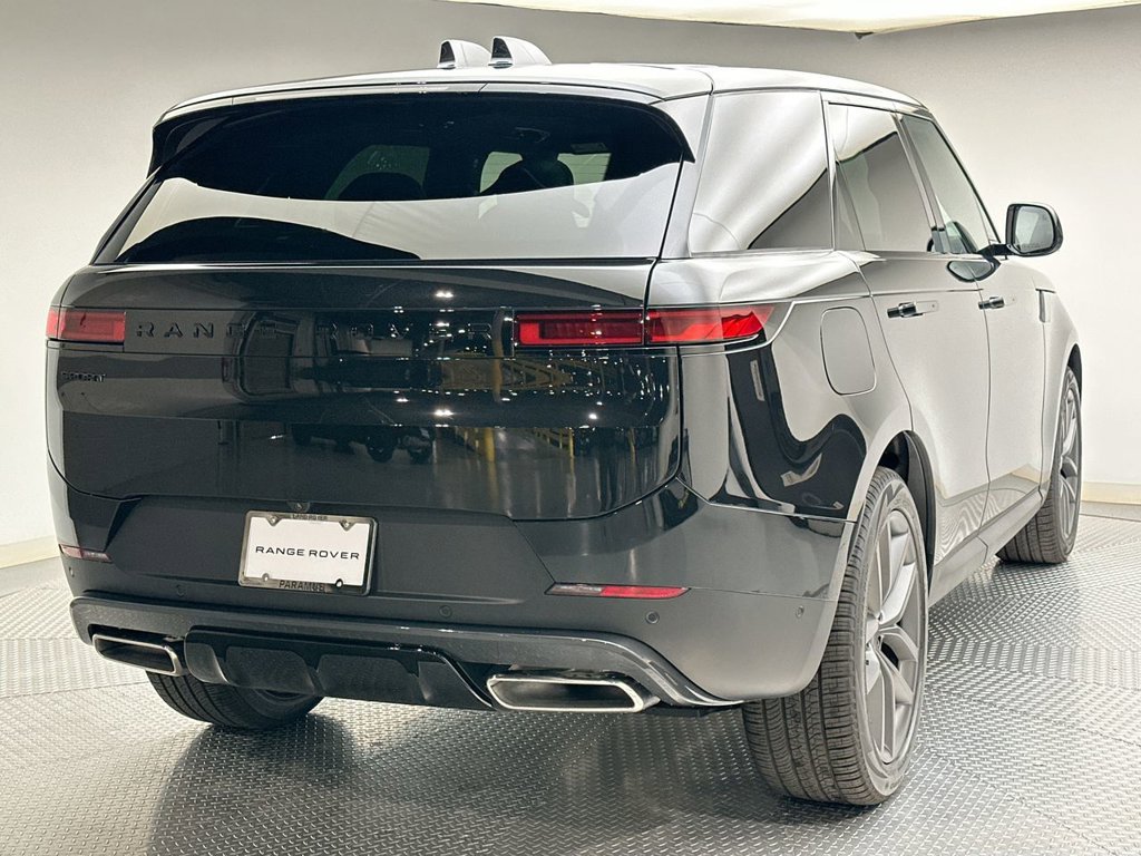 New 2027 Santorini Black Metallic Land Rover SE image 3