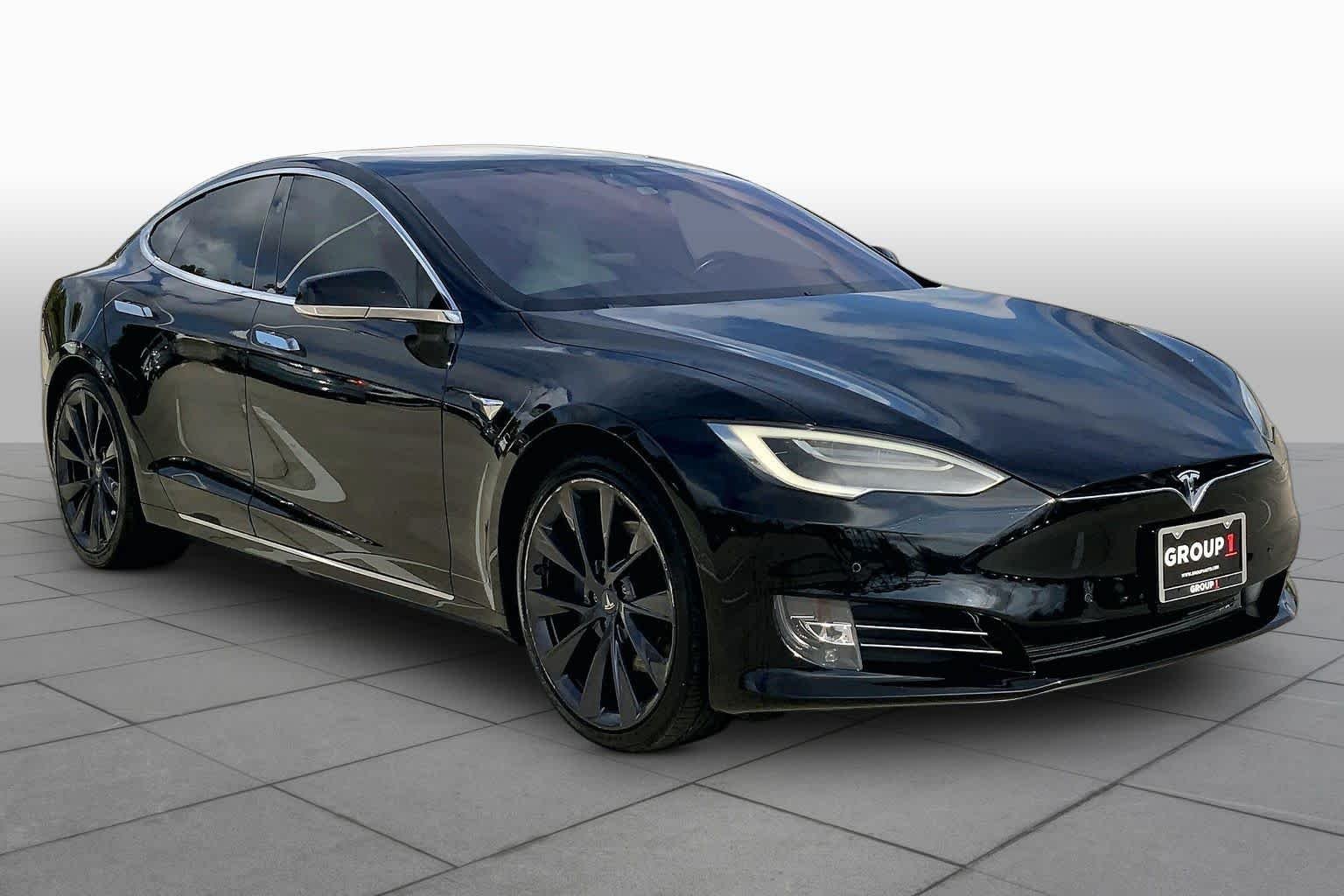 Used 2018 Obsidian Black Metallic Tesla 75D image 2