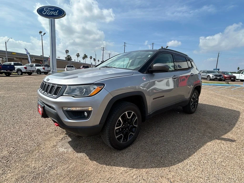 Used 2019 Silver Jeep Trailhawk image 3