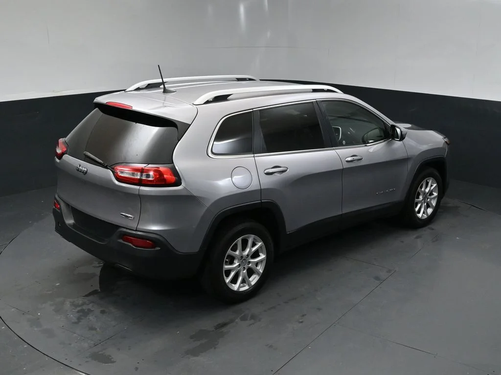 Used 2018 Silver Jeep Latitude Plus image 16