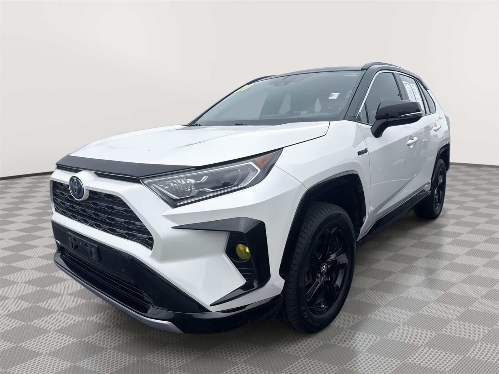 Used 2020 Blizzard Pearl w/Midnight Black Metallic Roof Toyota Hybrid XSE image 19