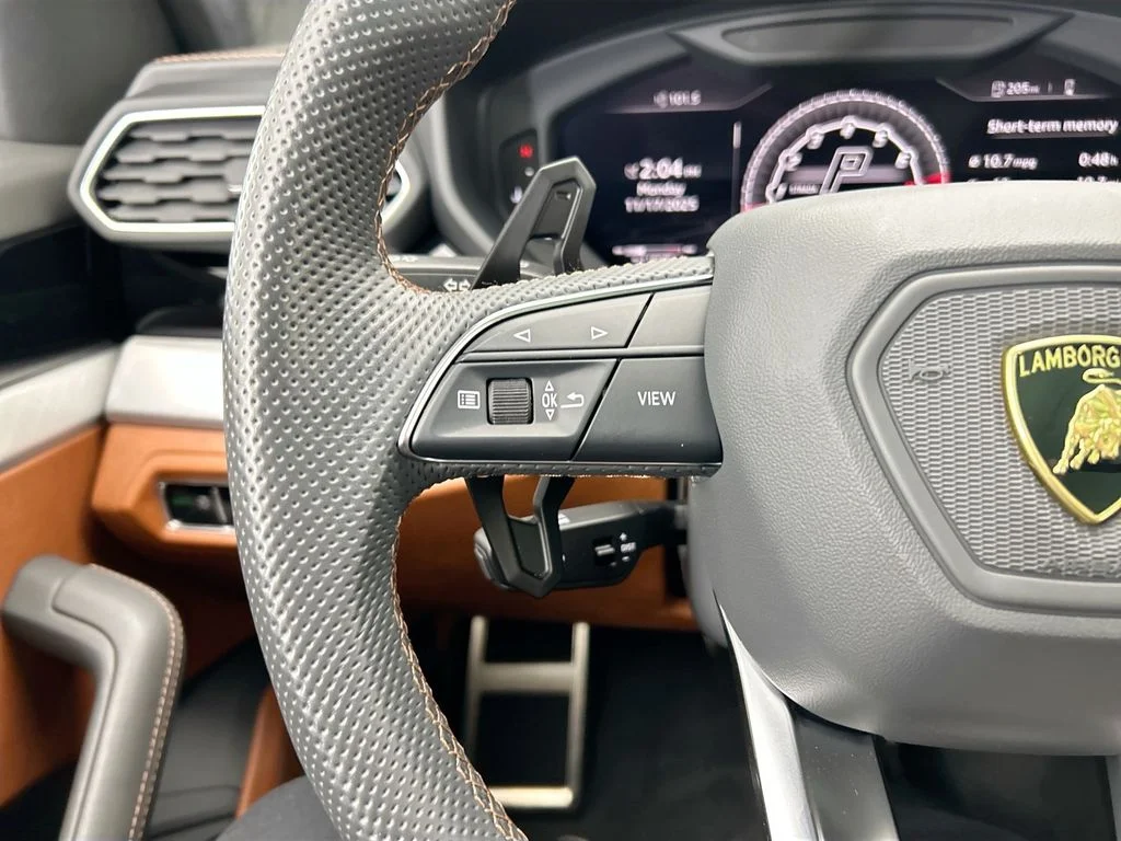 Used 2021  Lamborghini  image 11