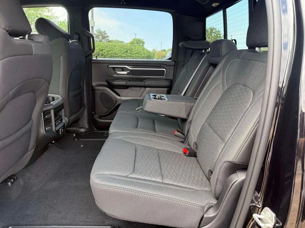 New 2027 Diamond Black Crystal Pearl-Coat Exterior Paint RAM Big Horn/Lone Star image 11