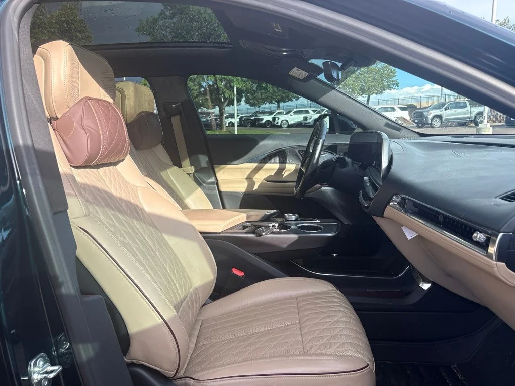 Used 2024 Emerald Cadillac Luxury image 27
