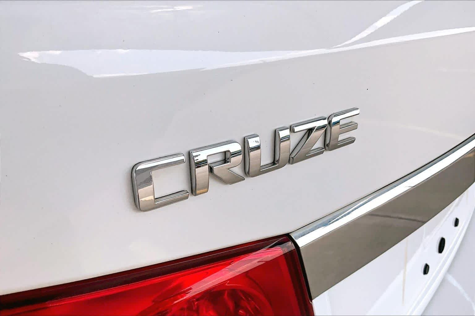 Used 2013 Summit White Chevrolet LS image 30