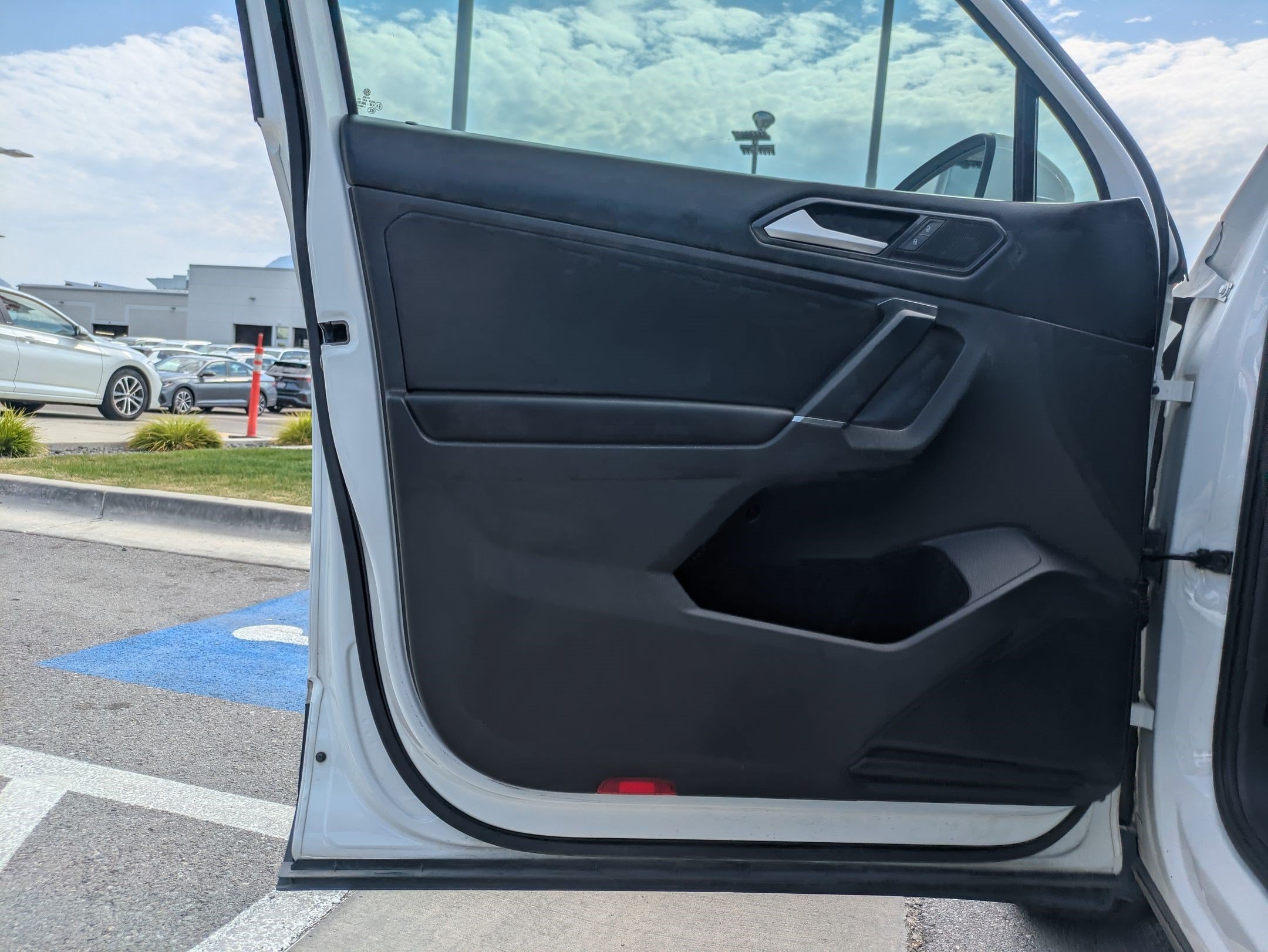 Used 2018 Pure White Volkswagen SEL image 11