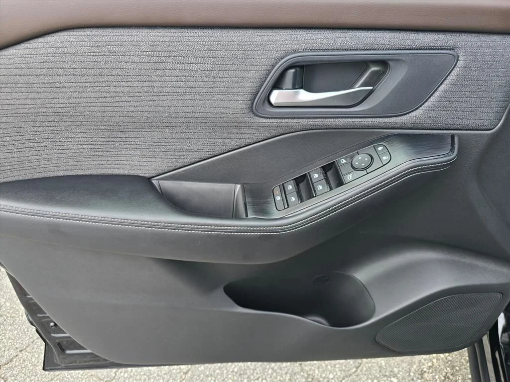 Used 2022 Black Nissan SV image 9