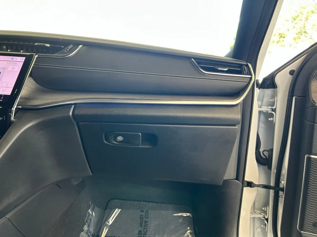 Used 2025 White Jeep Overland image 27