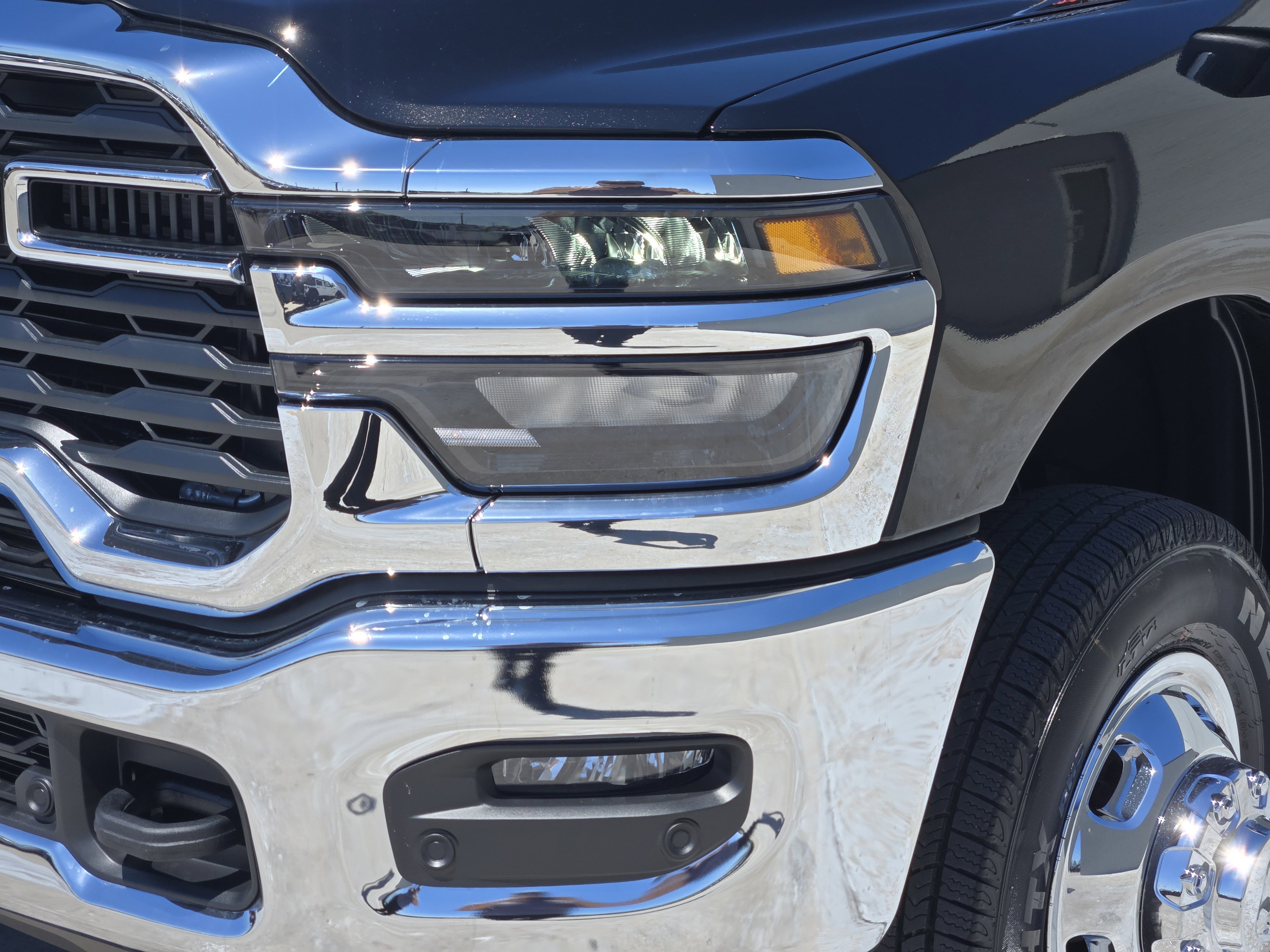 New 2026 Diamond Black Crystal Pearl-Coat Exterior Paint RAM Tradesman image 6