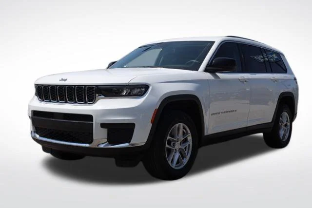 Used 2023 White Jeep Laredo image 7