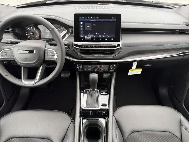 New 2026 Diamond Black Crystal Pearl-Coat Exterior Paint Jeep Latitude image 15