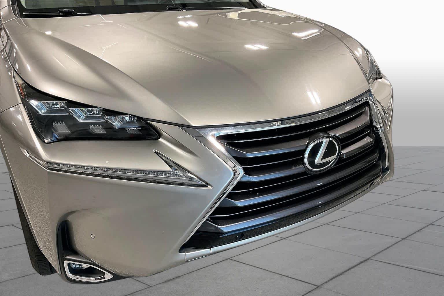 Used 2015 Atomic Silver Lexus  image 29