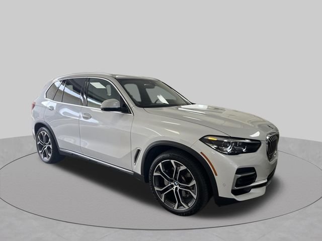 Used 2022 Mineral White Metallic BMW sDrive40i image 2