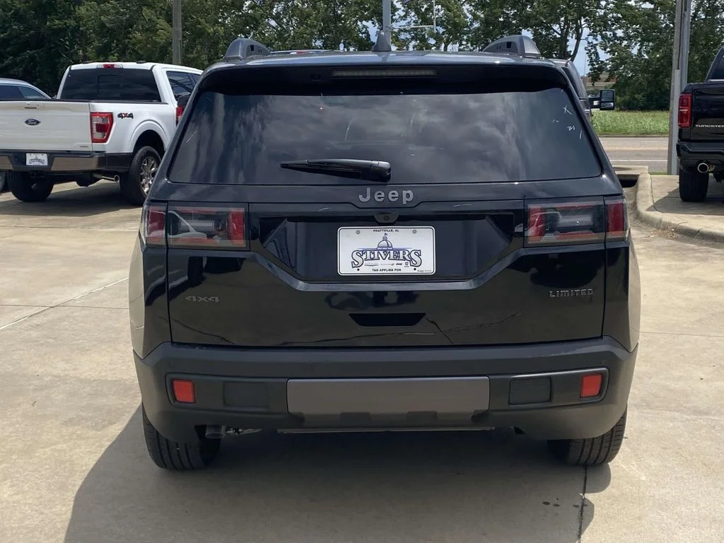 New 2026 Diamond Black Crystal Pearl-Coat Exterior Paint Jeep Limited image 35