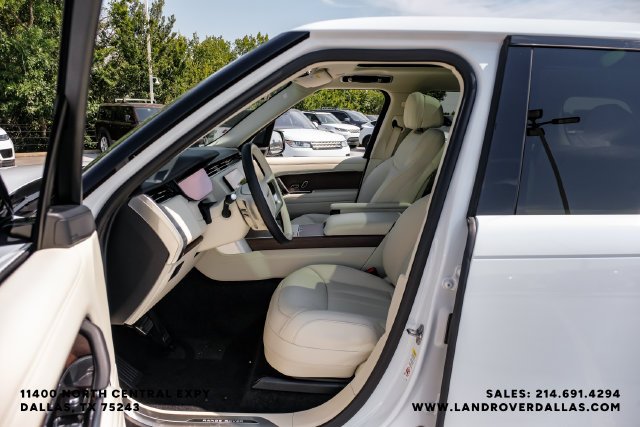Used 2024  Land Rover SE image 35